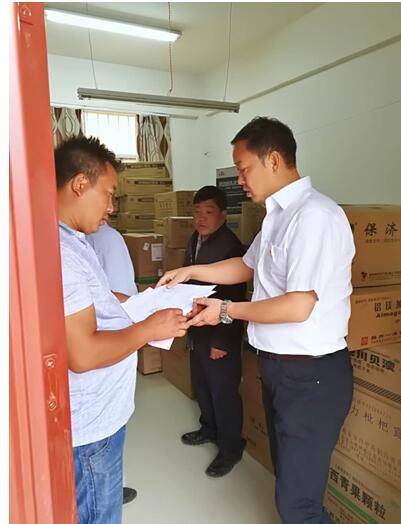 玉溪医药深入元江县戈垤村开展爱心赠药活动